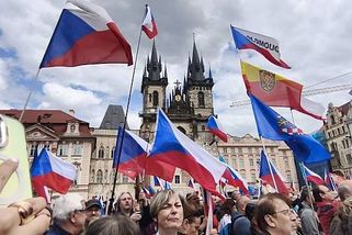 Čvančarová, Šebek či Saudková. Osobnosti podpořily demonstraci za prezidenta