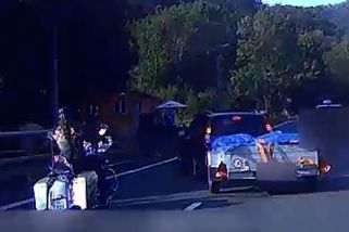 Auto na Karlovarsku smetlo motorkáře na harleyi - Novinky