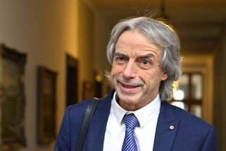 Zákazem mobilů to nekončí. Regulovat musíme reklamu na hazard, alkohol i energy drinky, říká Bém