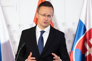 Před ukrajinským velvyslanectvím v Budapešti se demonstrovalo, přišel i ministr - Seznam Zprávy