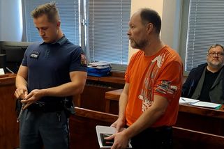 Po fotbale popíjel s kamarády a pak napadl a škrtil těhotnou ženu. Dělníka soudí za pokus o vraždu - Novinky