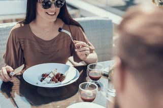 Šéf mi kupoval drahé obědy. Když byly v kanceláři otevřené dveře, všechno mi došlo - Médium.cz