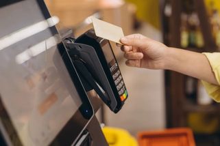 Samoobslužné pokladny jako problém. Řetězce sahají k omezení pro určité zákazníky - Echo24.cz