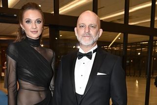 Hynek Čermák ve smokingu se pyšnil krásnou partnerkou v průsvitných šatech