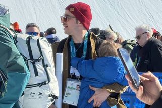 Prďola na sněhu i v náručí. Strašné nervy, přiznal Adamczyk po stříbrné euforii