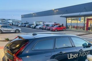 prahain.cz/doprava/tuchomerice-zaplavily-taxiky-jejich-ridici-blokuji-parkovaci-mista-26514.html