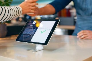 Když mi v restauraci dali tablet místo číšníka, položila jsem ho a odešla, říká Lenka (45) - Médium.cz