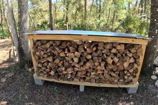 Dřevník ze 3 cihel ztraceného bednění a pár latí. Postavený za 30 minut, skladný a mimořádně funkční