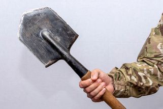 Ruští vojáci bojují lopatkami vyráběnými od roku 1869, hlásí britská rozvědka - Seznam Zprávy