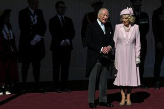 Aristokratický styl: Královna Camilla zářila v růžové, princezna Kate v šedé