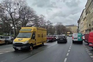 Nelegálně zaparkovaná autoreklama na „hampejz“ u hlavního nádraží trápí radnici Prahy 1 - Novinky