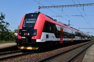 Prezident vyznamenal vlakvedoucího hořícího vlaku v Olomouci. V Brně už vlakvedoucí nechtějí! - Médium.cz