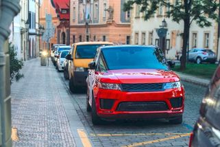 Čechy štve nedostatek parkovacích míst. Problém je ale epidemie aut - Médium.cz