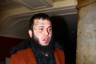 Leo Beránek opět skončil v poutech. Rvačka pod vlivem, rušení nočního klidu a další pád na dno