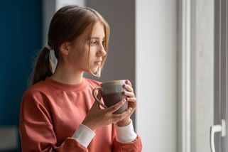 Čím dál víc teenagerů pije často kávu, může za to tlak vrstevníků. Co to dělá s jejich zdravím? - Proženy.cz