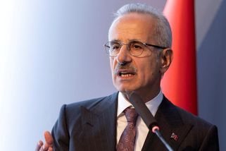 Turecký ministr zveřejnil video, na kterém jede 225 km/h. Dostal pokutu - Seznam Zprávy