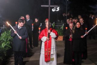 Papež na Velký pátek nesl kříž u Kolosea, mluvil se Zelenským a Herzogem - Seznam Zprávy