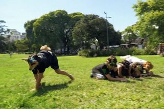 Nový trend v Argentině. Mladí se identifikují jako zvířata, šli se vyvenčit do parku - Novinky