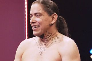 Zklamání s muži ho dovedlo až do nahé seznamky. Petr s odvážným tetováním hledá novou ženu