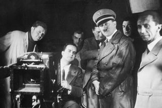 Hitler a jeho vášeň pro film: Co sledoval v soukromém kině - Médium.cz