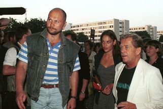 Havel bral do prezidentské limuzíny stopaře, vzpomíná jeho osobní strážce - Seznam Zprávy