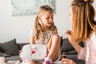 Kvíz: Nejčastěji se děti zraní v bezpečí domova. Zvládli byste první pomoc při běžných úrazech? - Proženy.cz