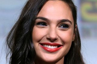 Wonder Woman Gal Gadot: Izraelská hvězda s českými kořeny byla v armádě, porodila při operaci mozku - Médium.cz
