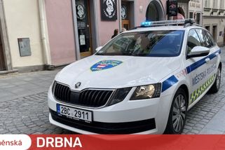 Brněnský důchodce si hrál v hospodě na politologa. Dostal nafackováno