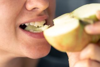 Kdy je nejlepší jíst jablka: Odborníci radí, v kterých částech dne nám ovoce moc neprospěje