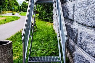 Zloděj ukradl kovové schody na plzeňskou vyhlídku, moc chytře si nepočínal - Novinky