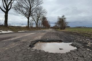 Silnice jsou po zimě opět plné výmolů. Kam se obrátit, pokud vám poškodí auto?