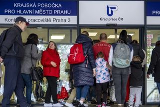 Nekonečné čekání na superdávku: Musím si půjčovat, abych si udržela bydlení, říká samoživitelka