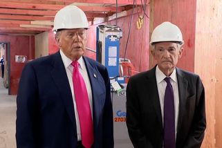 Trump chtěl před kamerami vypeskovat šéfa Fedu. Ošklivě si naběhl - Novinky