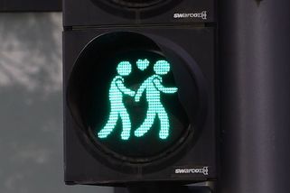 Stejnopohlavní páry mohou na semaforech zůstat, rozhodl německý soud - Novinky