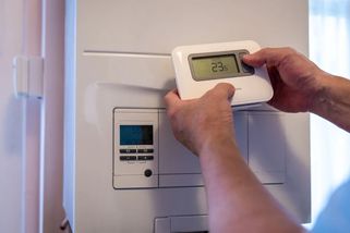 Tohle je částka, kterou ušetříte, když snížíte topení o 1 stupeň. Během topné sezóny na tom hodně záleží - EnergoZrouti.cz