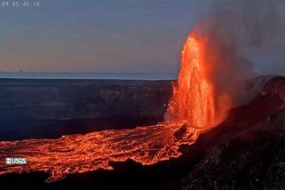 Fontány lávy a rarášek. Na Havaji zachytili dva přírodní úkazy najednou - Novinky