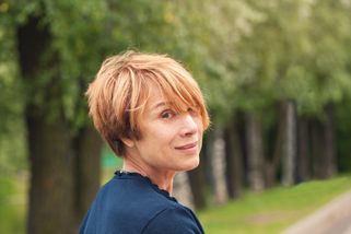 Trik ukrajinských žen s účesem. Omladí vás v obličeji o 15 let během několika minut a ve velkém se teď rozšířil i do Česka