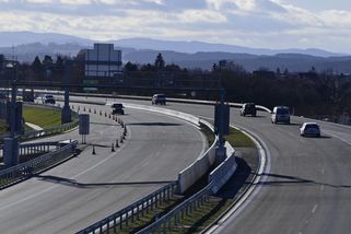 Stát prodal víc dálničních známek, ale vydělal méně. Češi přepnuli na krátké tratě