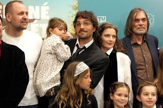 Emma Smetana a Jordan Haj mají rozkošné dcery poprvé ve filmu