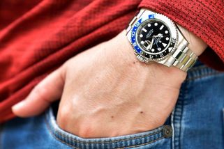 Turistu na Mallorce přepadli přímo před rodinou tři útočníci. Ukradli mu rolexky za milion - Novinky