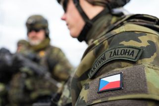 Podpora armády mezi Čechy roste. Vládní voliče ale štěpí - Seznam Zprávy