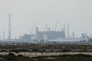 Írán zaútočil na hlavní světový hub pro LNG. Šéf QatarEnergy přiznal vážné škody, které ovlivní export plynu do Asie a Evropy