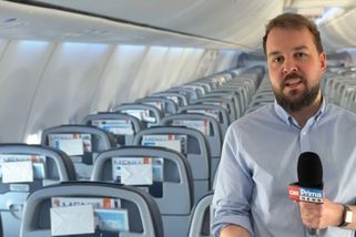 Češi letí do Dubaje. Reportér na palubě odhalil příběhy lidí mířících do ostřelovaných Emirátů