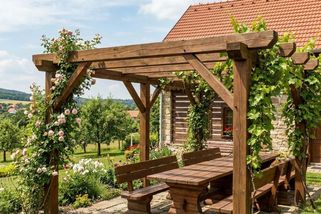 Pergoly se u nás často staví na černo. Neznalost neomlouvá a ročně jich úřady nechají zbourat přes 400