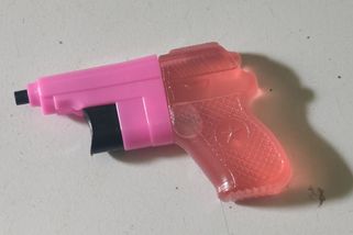 Švýcarka dostala pětidenní vězení s podmínkou za to, že si v e-shopu objednala dětskou stříkací pistoli - Novinky