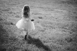 Dětská nevěsta Serena Kelley: V sektě Děti boží si prošla peklem, provdali ji už ve 3 letech - Médium.cz