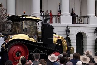 „To je dárek pro mě?“ Trump obdivoval zlatý traktor zaparkovaný u Bílého domu - Novinky