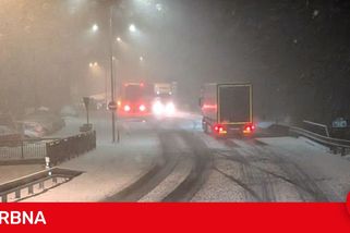 Sněhový příval na Šternbersku. Kamiony zablokovaly tah na Opavu či Bruntál