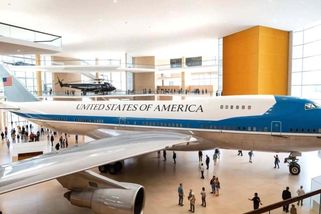 Air Force One v hale, stíhačka u čajového stolku. To není apríl, to je Trump!