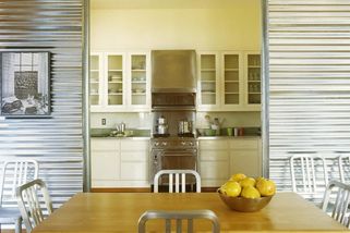 Poznatsvět | Do interiérů se vrací „uzavřené“ kuchyně. Jsou praktičtější na úložný prostor, oddělený nepořádek i hluk